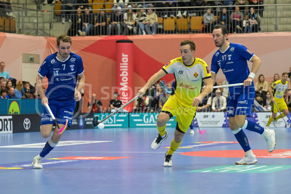 Zug United vs HC Rychenberg - 22. February 2025 | Zug United vs HC RychenbergSporthalle Wankdorf, BernManuel Maurer (#11 HC Rychenberg Winterthur) zwischen Tobias Gustafsson (#7 Zug United) und Robin Nilsberth (#97 Zug United).Bild: Sportfotografie Markus Aeschimann | www.markus-aeschimann.ch - Realisiert mit Pictrs.com