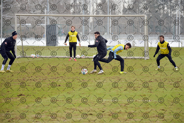 RGE_7880b | Hertha BSC, 2.Bundesliga, Herren, Training, Saison 2025/26, von li. Josip Brekalo ( Hertha BSC ), 18.02. 2026,  Fotograf: Ralf Gebhardt - Realisiert mit Pictrs.com