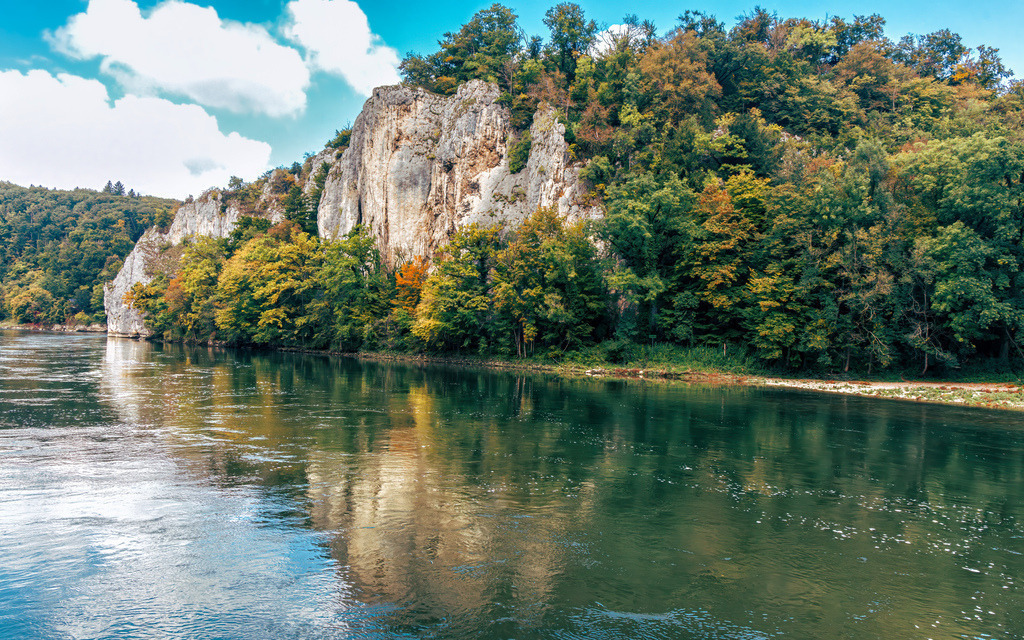 Die Weltenburger Enge - oder auch Donaudurchbruch bei Kelheim | Das Bild zeigt die Weltenburger Enge (auch bekannt als Donaudurchbruch), ein beeindruckendes Naturschutzgebiet und Nationales Naturmonument in Bayern. Die Donau bahnt sich hier auf einer Länge von etwa 5 Kilometern ihren Weg durch bis zu 70 Meter hohe Kalkfelsen. - Realisiert mit Pictrs.com