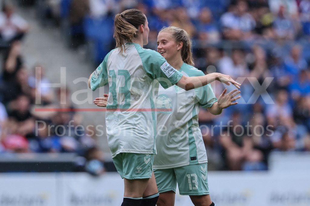 Fussball, DFB-Pokal Frauen, DSC Arminia Bielefeld - SV Werder Bremen | v.li.: Torschützin Reena Wichmann (SV Werder Bremen, 33) und Ricarda Walkling (SV Werder Bremen, 13) mit Torjubel, Jubel, jubeln, jubelt, optimistisch, Spielszene, Highlight, Freude über das Tor zum 0:4, DIE DFB-RICHTLINIEN UNTERSAGEN JEGLICHE NUTZUNG VON FOTOS ALS SEQUENZBILDER UND/ODER VIDEOÄHNLICHE FOTOSTRECKEN. DFB REGULATIONS PROHIBIT ANY USE OF PHOTOGRAPHS AS IMAGE SEQUENCES AND/OR QUASI-VIDEO.