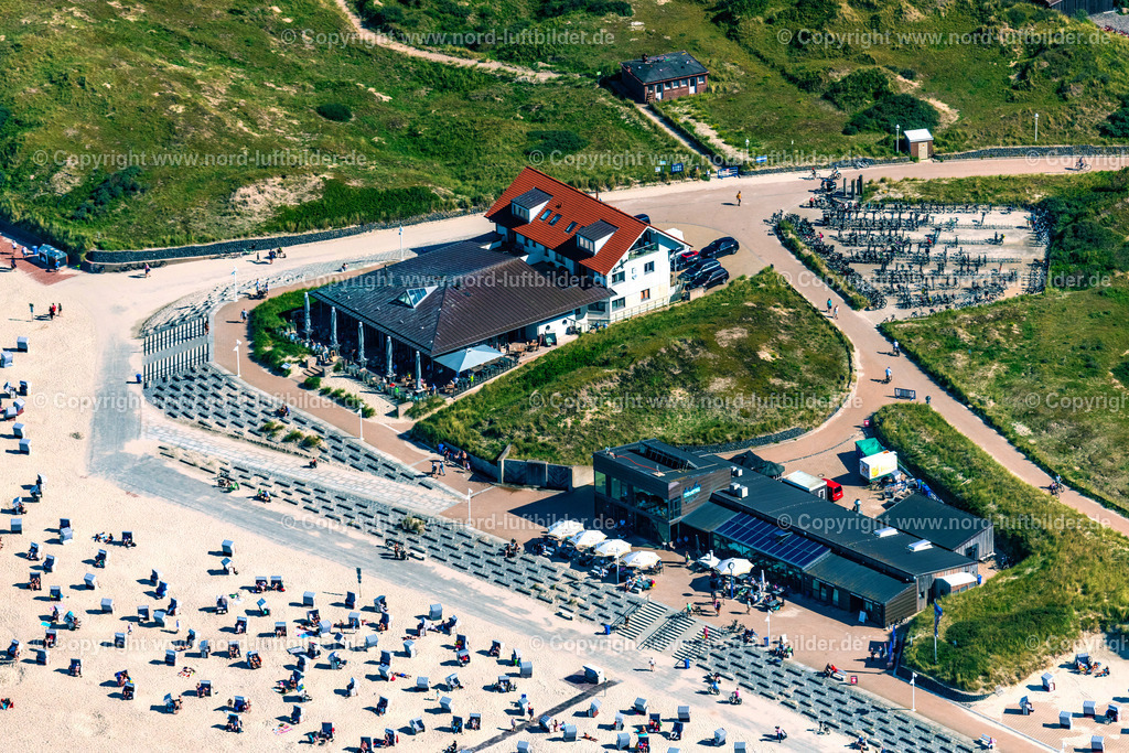 Norderney_Nordstrand_Badestrand_ELS_8044050923 | NORDERNEY 05.09.2023 Beach restaurant "Cornelius Gastronomiebetriebe GmbH" and "De Vries The Sea Bistro De Vries The Oyster Bar" on the island of Norderney in the state Lower Saxony, Germany. // Tables and benches of open-air restaurant " Cornelius Gastronomiebetriebe GmbH " in Norderney in the state Lower Saxony, Germany. Foto: Martin Elsen