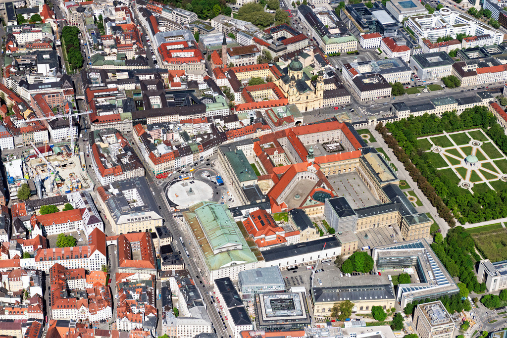 dr__0063005.jpg | MüNCHEN 29.04.2025 Gebäude- Ensemble des Palastes " Residenz " zwischen Max-Joseph-Platz und Hofgarten in der Altstadt in München im Bundesland Bayern, Deutschland. Weiterführende Informationen bei: Bayerische Verwaltung der staatlichen Schlösser, Gärten und Seen. // Building ensemble of the palace "Residenz" between Max-Joseph-Platz and Hofgarten in the old town in Munich in the state Bavaria, Germany. Further information at: Bayerische Verwaltung der staatlichen Schloesser, Gaerten und Seen. Foto: Daniel Reiter