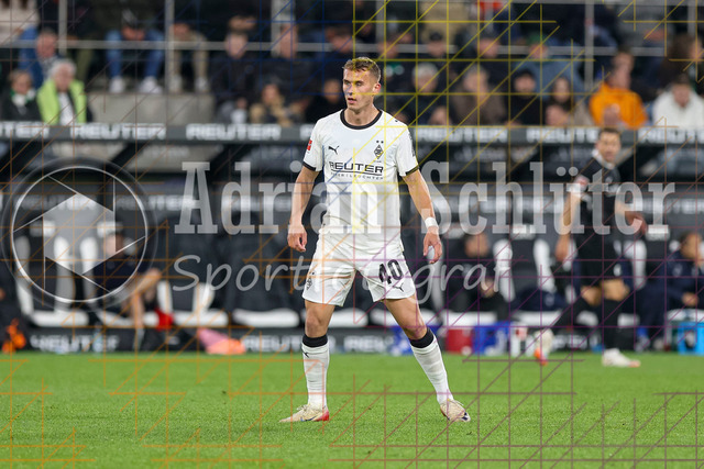 Borussia Mönchengladbach vs SC Freiburg - Bundesliga  | Mönchengladbach, Deutschland, 05.10.25:   Jan Urbich (Borussia Mönchengladbach) schaut waehrend des Spiels der Bundesliga zwischen Borussia Mönchengladbach vs SC Freiburg im Stadion im Borussia Park(Foto von Brauer-Fotoagentur / Adrian Schlueter)