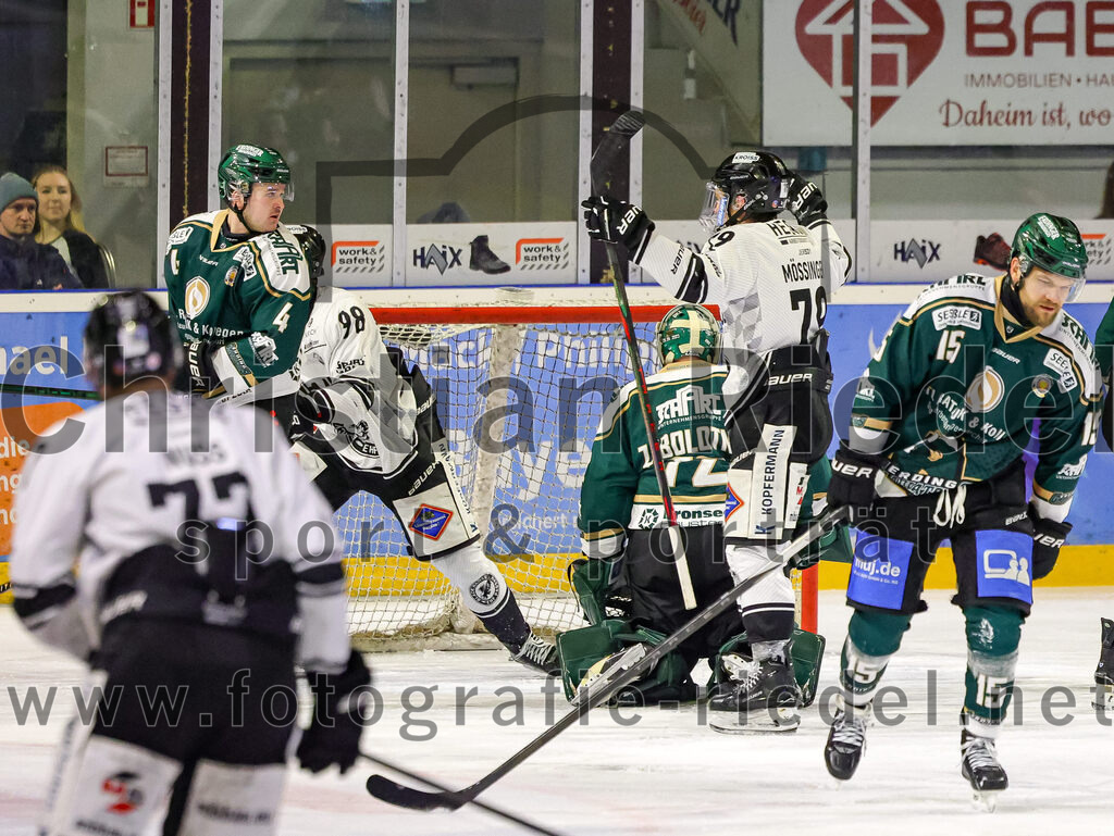 2026-01-30_094_TSV_Erding_gegen_EHF_Passau_Black_Hawks | Erding, Deutschland, 30.01.2026:Eishockey, Oberliga Süd 2025 / 2026, 42. Spieltag, TSV Erding gegen EHF Passau Black Hawks, Endergebnis: 2:6Jesse Kauhanen (Erding Gladiators, #4), Tjalf Deichmann (EHF Passau Black Hawks, #98), Torwart David Zabolotny (Erding Gladiators, #72), Leo Mössinger (EHF Passau Black Hawks, #79)Foto: Christian Riedel / fotografie-riedel.net
