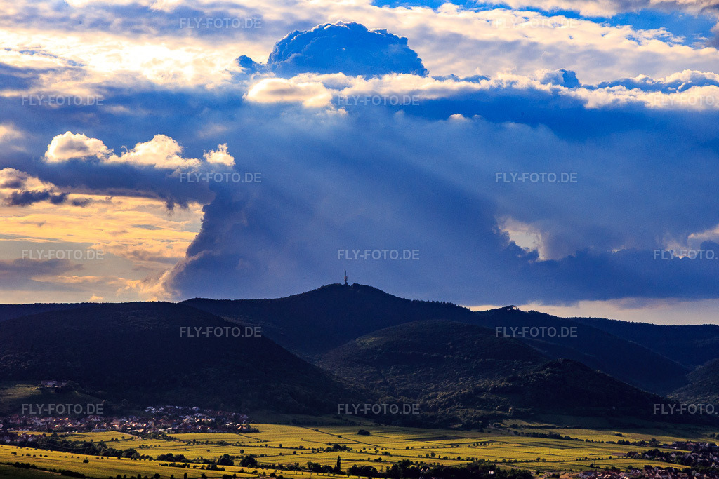 Luftbild: Gewiterwolke Cumulonimbus über dem Gipfel des Kalmit in Maikammer im Bundesland Rheinland-Pfalz in Deutschland. Foto: IMG_090122.jpg vom 26.06.2016 durch Werner Riehm/FLY-FOTO.de