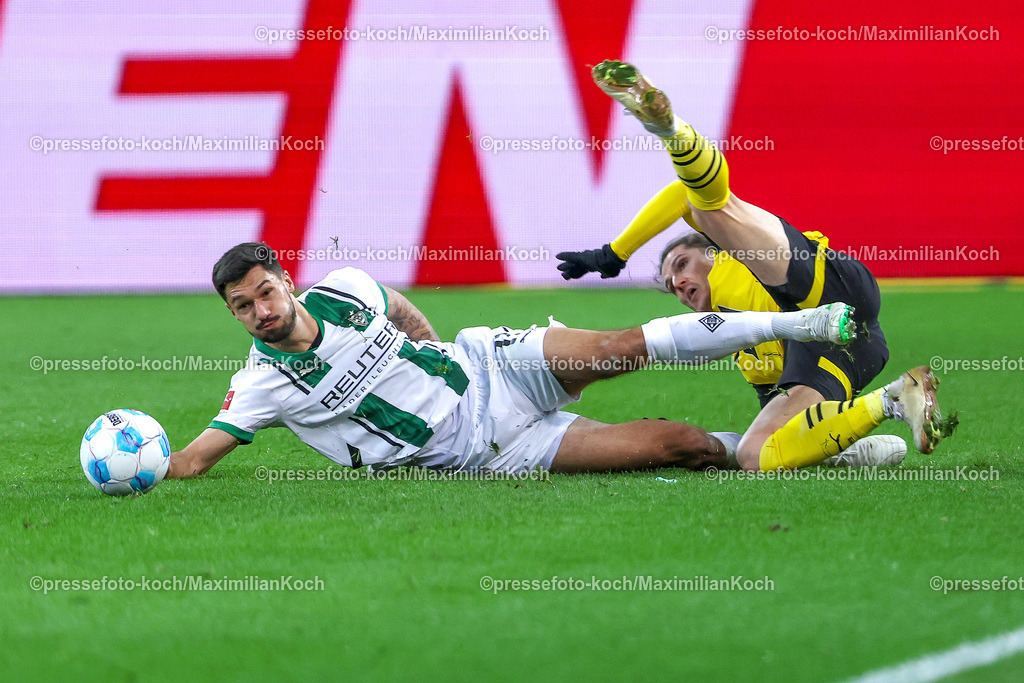 BMG07122401038 | 07.12.2024, Fußball, Borussia Mönchengladbach - Borussia Dortmund, 1. Fußball Bundesliga, Borussia-Park, Saison 2024 2025: Tim Kleindienst (Mönchengl. #11) im Zweikampf gegen Marcel Sabitzer (BVB #20) DFB regulations prohibit any use of photographs as image sequences and or quasi-video.