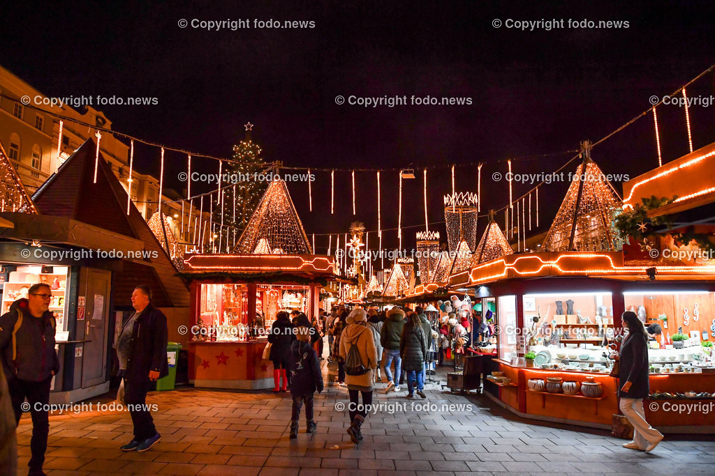 Christkindlmarkt_ Hauptplatz Linz_ 23.11.2022-13 | 23.11.2022, Linz, AUT, Christkindlmarkt, Hauptplatz Linz, Weihnachtsdekoration, im Bild Christkindlmarkt, Hauptplatz Linz, Huetten, Standln