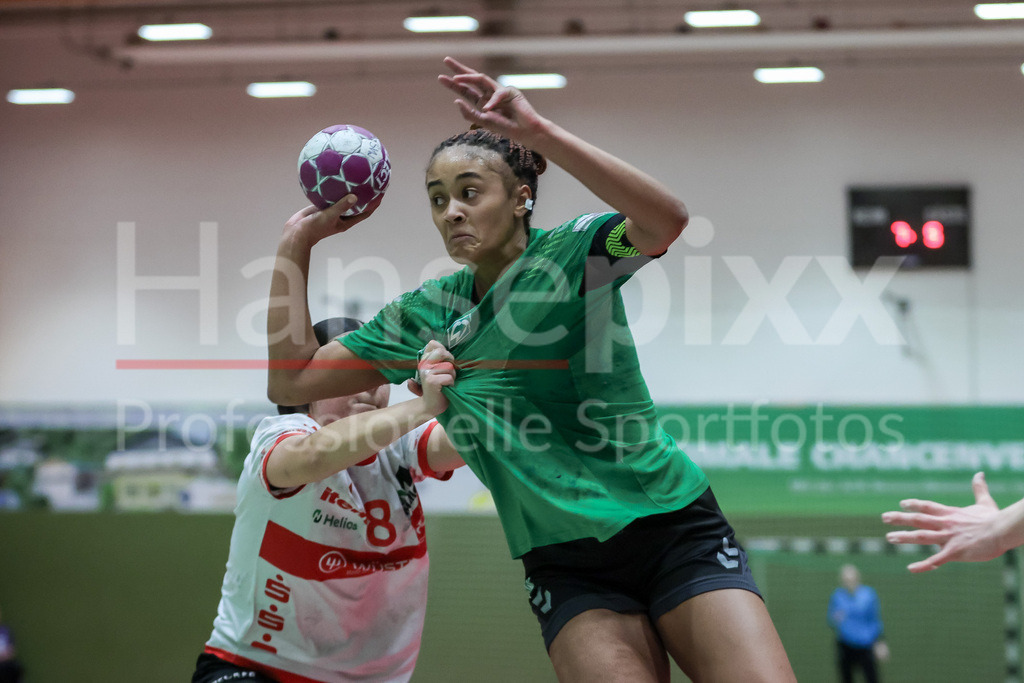 Handball, 2. Bundesliga Frauen, SV Werder Bremen - HSV Solingen-Gräfrath 76 | v.li.: Naomi Conze (SV Werder Bremen, 5) beim Wurf, am Ball, Spielszene, Aktion, Action
