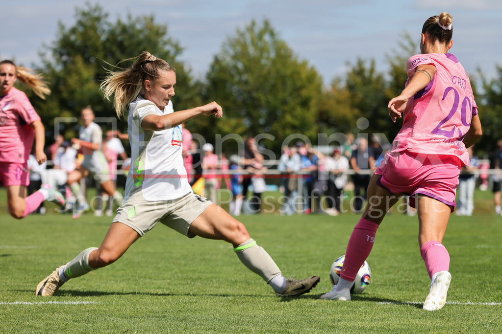 Fussball, Testspiel Frauen, TSG 1899 Hoffenheim - SV Werder Bremen | v.li.: Michelle Weiß (SV Werder Bremen, 15) und Selina Cerci (TSG 1899 Hoffenheim, 29) im Zweikampf, Duell, Dynamik, Aktion, Action, Spielszene