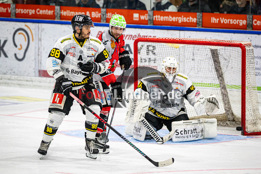 TSV Peißenberg MINERS gegen EA Schongau | Eishockey Bayernliga Herren Vorrunde 2024/25, TSV Peißenberg MINERS gegen EA Schongau, 20241031,Dominik EBENTHEUER (MINERS 91) vor dem Tor der MAMMUTS,2024-10-31 in Peißenberg (Eisstadion Peißenberg)Philipp KEIL (MAMMUTS 98), Dominik EBENTHEUER (MINERS 91), Ben FRIEDRICH MITJA (MAMMUTS 45)Copyright: WolfgangxLindner foto-lindner.de