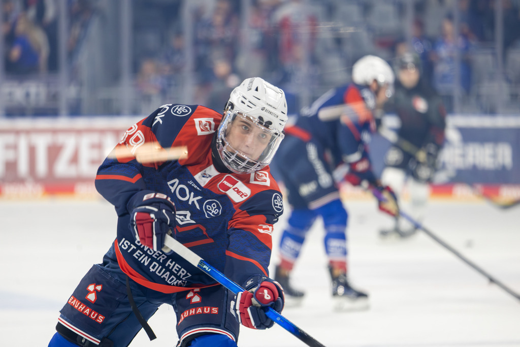 DEL, Deutsche Eishockey Liga Saison 2025/26, 13. Spieltag: Adler Mannheim gegen Kölner Haie | DEL, Deutsche Eishockey Liga Saison 2025/26, 13. Spieltag: Adler Mannheim gegen Kölner Haie***Max Penkin (39, Mannheim) beim Warm-Up - Realisiert mit Pictrs.com