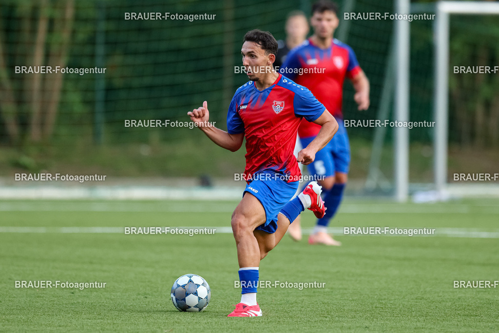 1_KFCWAT_20250723_1116.JPG -  - KFC Uerdingen - SG Wattenscheid 09 - Testspiel | Krefeld, Deutschland, 23.07.25: Nedzhib Hadzha (KFC Uerdingen) in Aktion, am Ball, Einzelaktion waehrend des Testspiel Spiels zwischen KFC Uerdingen - SG Wattenscheid 09 in der Covestro Sportpark am 23. July 2025 in Krefeld, Deutschland. (Foto von Stefan Brauer/Brauer-Fotoagentur)