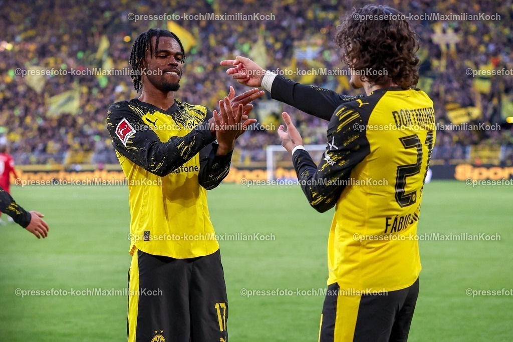 BVB26042601069 | 26.04.2026, Fußball, Borussia Dortmund - SC Freiburg, 1. Fußball Bundesliga, 31. Spieltag, Signal Iduna Park, Saison 2025 2026: Torjubel nach dem Tor zum 4:0 durch Torschütze Fabio Silva&nbsp;(BVB #21)  zusammen mit  Carney Chukwuemeka (BVB #17)   DFB regulations prohibit any use of photographs as image sequences and or quasi-video.