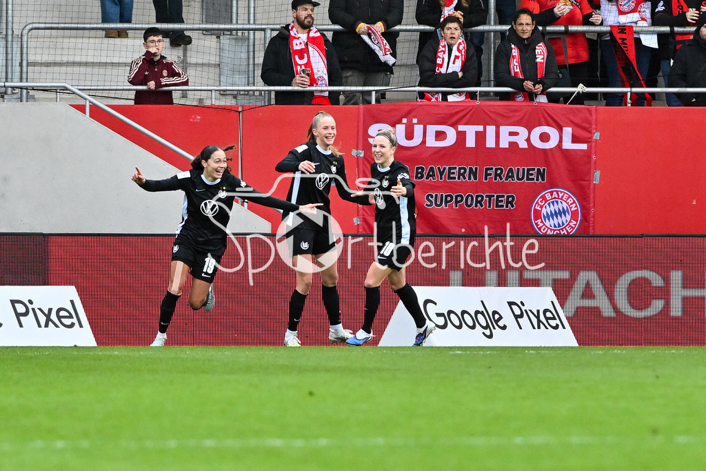 FC Bayern München - VfL Wolfsburg | MUNICH, GERMANY - 22. FEBRUARY: Jubel der Wolfsburgerinnen nach dem Treffer zum 0-1 durch Kessya BUSSY (VfL Wolfsburg Frauen 19) / Tor / Torschuetze / Freude / Happy während dem Spiel zwischen den Frauen des FC Bayern München und den Frauen des VfL Wolfsburg am 19. Spieltag der Google Pixel Frauen-Bundesliga am FC Bayern Campus