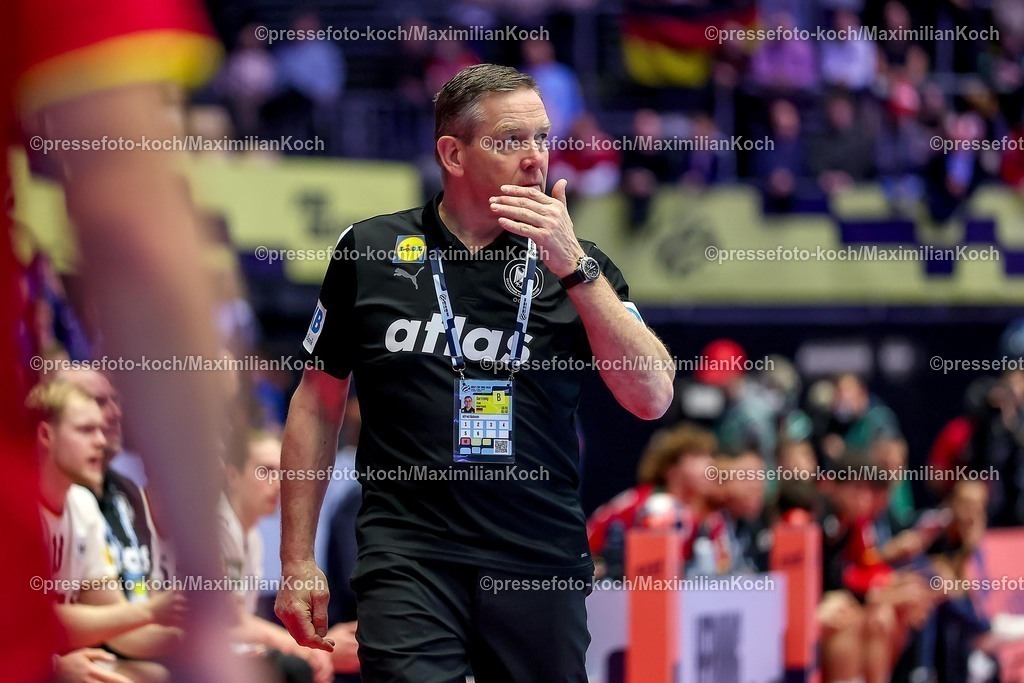 EHF22012601099 | 22.01.2026, Handball, Men's EHF EURO 2026, Deutschland - Portugal, Jyske Bank Boxen in Herning, Dänemark, Main Round: Headcoach Alfred Gislason (Germany #hc) gestikulierend am Spielfeldrand  
