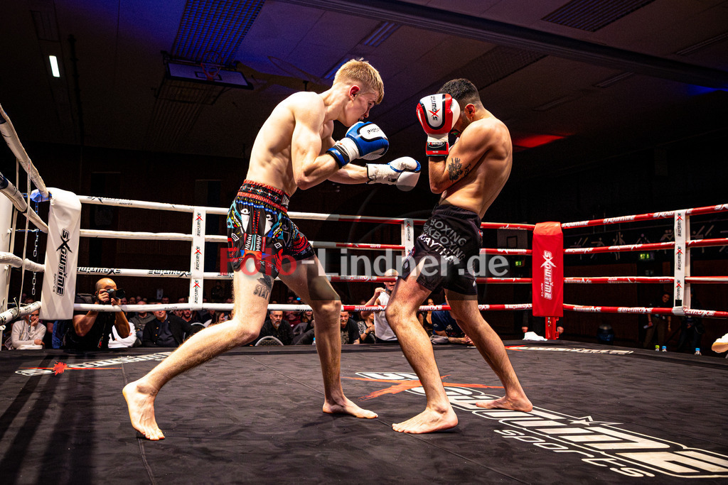 Maksym Palyha (blau) gegen Jesen Hamad (MFA Penz - rot) | MFA Fight Night DM Titelfight K1 Style bis 70kg , Maksym Palyha (blau) gegen Jesen Hamad (MFA Penz - rot), 20251108,,2025-11-08 in Penzberg (Wellenberghalle Penzberg), Copyright: WolfgangxLindner www.foto-lindner.de