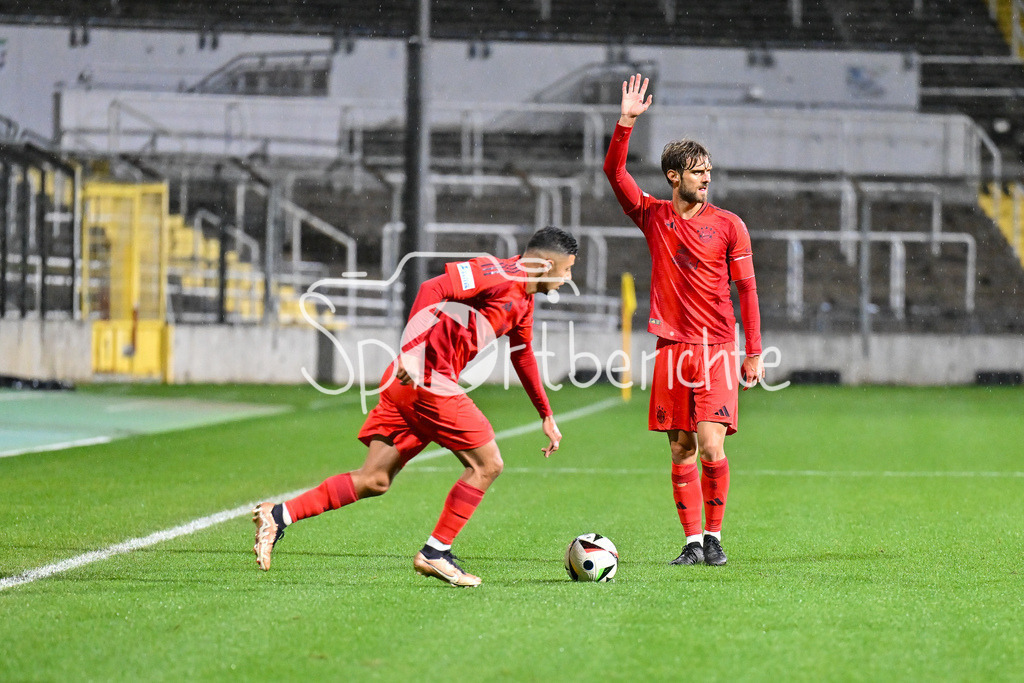 FC Bayern Amateure - TSV Buchbach | Beim Freistoss Luca DENK (FC Bayern München II #6) / Regionalliga Bayern: FC Bayern München II - TSV Buchbach, Gruenwalder Stadion am 27.09.2024
