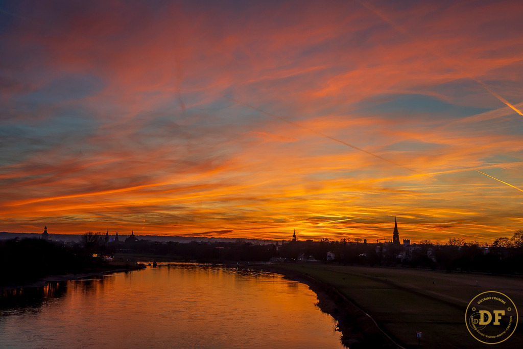Sonnenuntergang über der Elbe | Geschenke, Wandbilder und Accessoires mit Motiven aus Dresden und anderen schönen Orten zur Verschönerung Deines zu Hauses und zum verschenken gewünscht? Wähle Deine Lieblingsbild auf dem Produkt Deiner Wahl. 