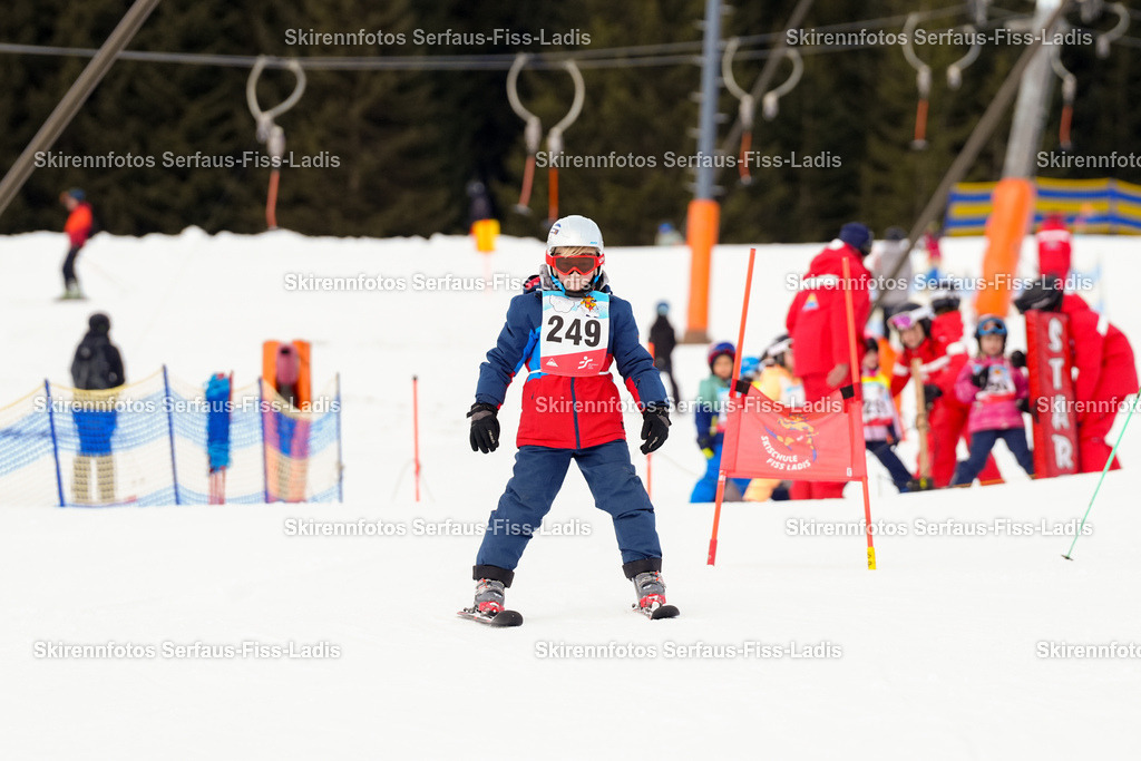 SRF_02.01.2026_0353 | Skirennfotos,Serfaus,Fiss,Ladis,Kinderskirennen,Winter,Tirol,Oberland,skirace,SFL,feelfree,weil wir's genießen,ski,Ski,skifahren,Sonnenplateau, - Realisiert mit Pictrs.com