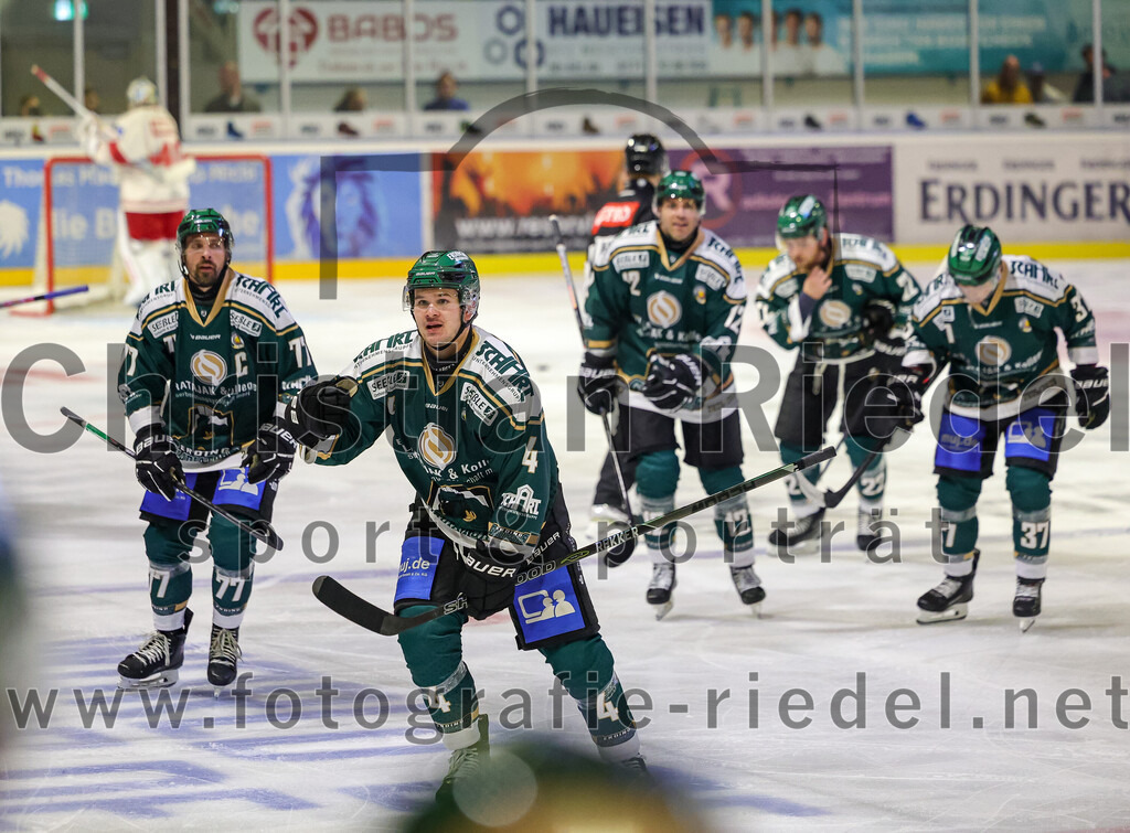 2025-09-12_155_TSV_Erding_gegen_EV_Landshut | Erding, Deutschland, 12.09.2025:Eishockey, Oberliga Süd 2025 / 2026, Testspiel, TSV Erding gegen EV Landshut, Endergebnis: 4:6Philipp Michl (Erding Gladiators, #77), Jesse Kauhanen (Erding Gladiators, #4), Thomas Brandl (Erding Gladiators, #12)Foto: Christian Riedel / fotografie-riedel.net