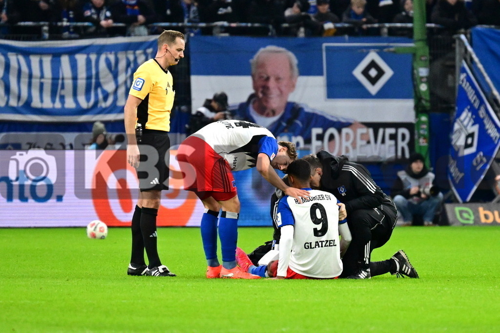 KBS Picture_HSV-Stuttgart_013 | v.l. Storks Soeren Schiedsrichter , Vuskovic Luka (HSV) , Glatzel Robert (HSV) verletzt am Boden ,Sportplatz :  Volksparkstadion, - Realisiert mit Pictrs.com