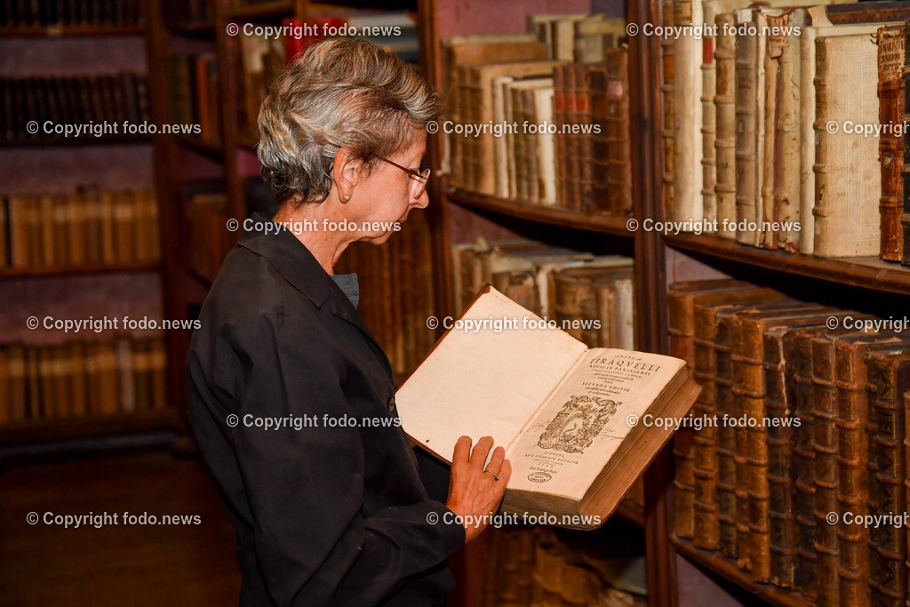 Stift Lambach_ Bibliothek_ 25.08.2022-8 | 25.08.2022, Lambach, AUT, Stift Lambach, Bibliothek, im Bild Christine Maria Grafinger (Bibliothekarin und Historikerin)