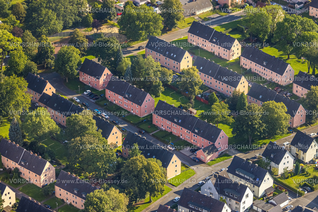 Soest230806264 | Luftbild, Wohnsiedlung um die Lippstädter Straße mit rosa Hausfassaden, Soest,Soester Börde,Nordrhein-Westfalen, Deutschland