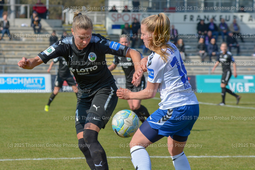 Fussball-BL Frauen 1. FFC Frankfurt vs. FF USV Jena | Crnogorcevic Ana-Maria #21 (1.FFC Frankfurt), Luca Graf #16 (FF USV Jena); Fussball-BL Frauen 1. FFC Frankfurt vs. FF USV Jena, Fussball-Bundesliga Frauen am 25.03.2018 im Stadion am Brentanobad in Frankfurt/Main, (Deutschland) - Realisiert mit Pictrs.com