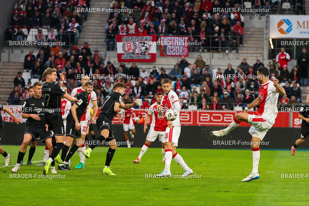 Rot-Weiss Essen - 1.Fc Schweinfurt | Essen, Deutschland, 02.11.2025 Klaus Gjasula  (Rot-Weiss Essen) Einzelaktion während des 3.Liga Spiels zwischen  Rot-Weiss Essen und 1.Fc Schweinfurt am 02.11.2025 im Stadion an der Hafenstraße in Essen. (Foto von Timo Bluhmki-Schmidt/Brauer Fotoagentur