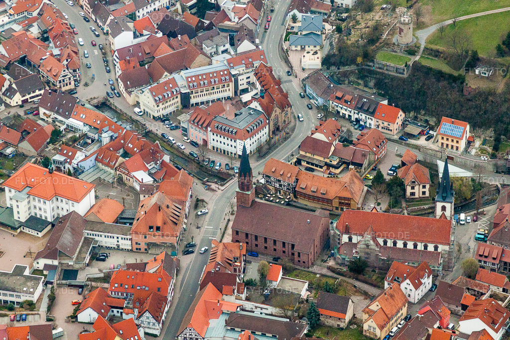 Luftbild: evangelischen roten Sandsteinkirche und der weiß verputzten katholischen Pfarrkirche St. Michael Weingarten in Weingarten im Bundesland Baden-Württemberg in Deutschland. Foto: IMG_38306.jpg vom 12.03.2011 durch Werner Riehm/FLY-FOTO.de