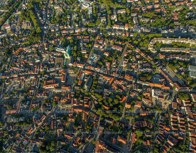 Werl230807229 | Luftbild, Altstadt und Wallfahrtsbasilika Mariä Heimsuchung, Marktplatz und Probsteikirche St. Walburga, Werl, Werl-Unnaer Börde, Nordrhein-Westfalen, Deutschland
