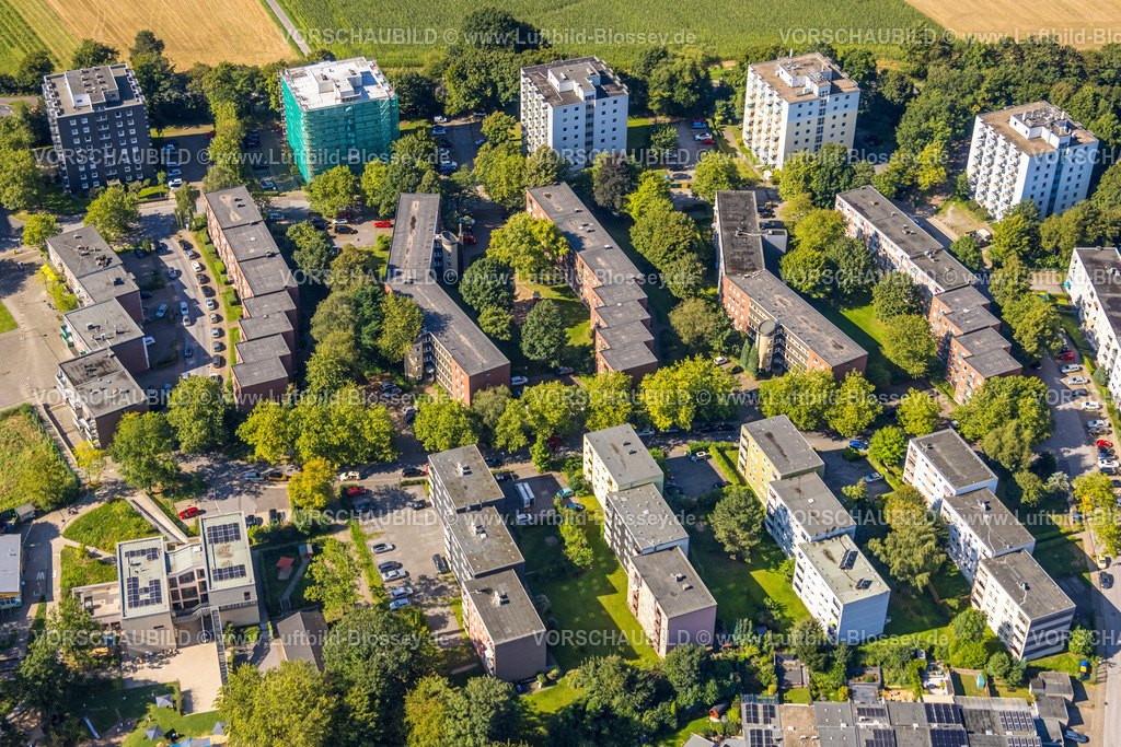 Heiligenhaus240813366 | Luftbild, Hochhäuser und Mietshäuser Wohngebiet Ortsteil Oberilp, rote Hausfassaden, Hochhaus Baustelle mit Baugerüst, Harzstraße, Heiligenhaus, Ruhrgebiet, Nordrhein-Westfalen, Deutschland