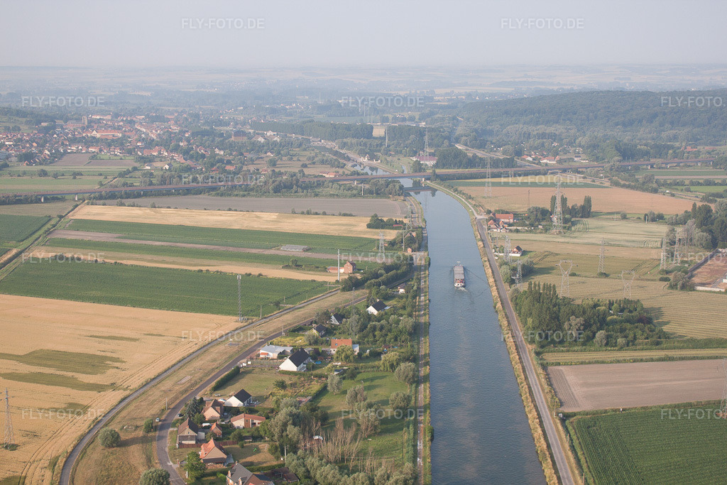 Luftbild: Ortsansicht in Millam im Bundesland Nord in Frankreich. – Foto: IMG_58895.jpg vom 22.07.2013 durch Werner Riehm/FLY-FOTO.de – Auflösung des Originals: 4752 x 3168 px