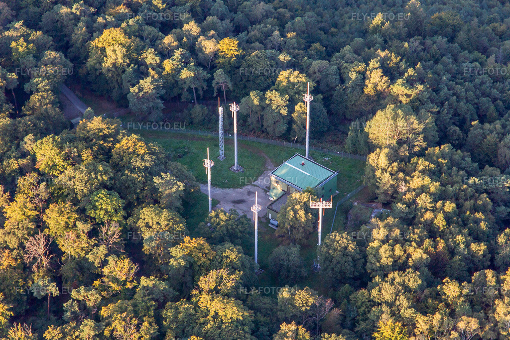 Vue aérienne: Antennes radar au Col de Stiefelsberg à Cleebourg dans le département Bas Rhin, France. Photo: IMG_138834.jpg prise le 24/09/2023 par Werner Riehm/FLY-FOTO.eu – Résolution de l'original: 5472 x 3648 px