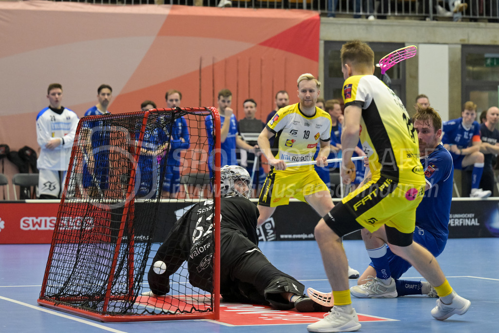 Zug United vs HC Rychenberg - 22. February 2025 | Zug United vs HC RychenbergSporthalle Wankdorf, BernNoah Püntener (#19 HC Rychenberg Winterthur) spielt den Pass zum 0:4 durch Claudio Mutter (#13 HC Rychenberg Winterthur).Bild: Sportfotografie Markus Aeschimann | www.markus-aeschimann.ch - Realisiert mit Pictrs.com