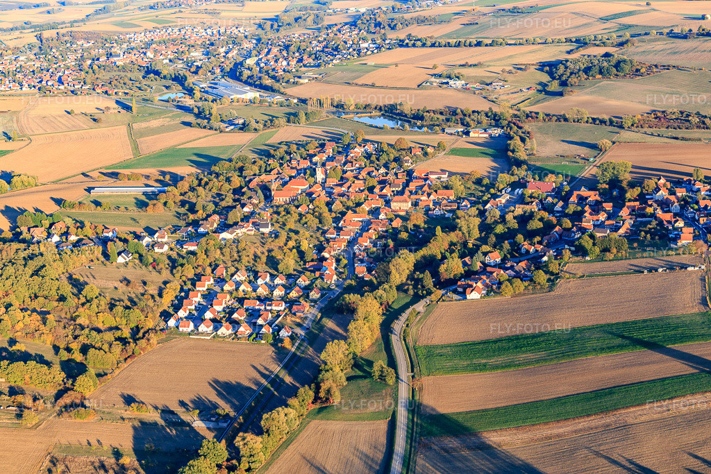 Vue aérienne: Vue de la ville depuis l'ouest à Kutzenhausen dans le département Bas Rhin, France – .Photo: IMG_112140.jpg prise le 13/10/2018 par Werner Riehm/FLY-FOTO.eu – Résolution de l'original: 5472 x 3648 px