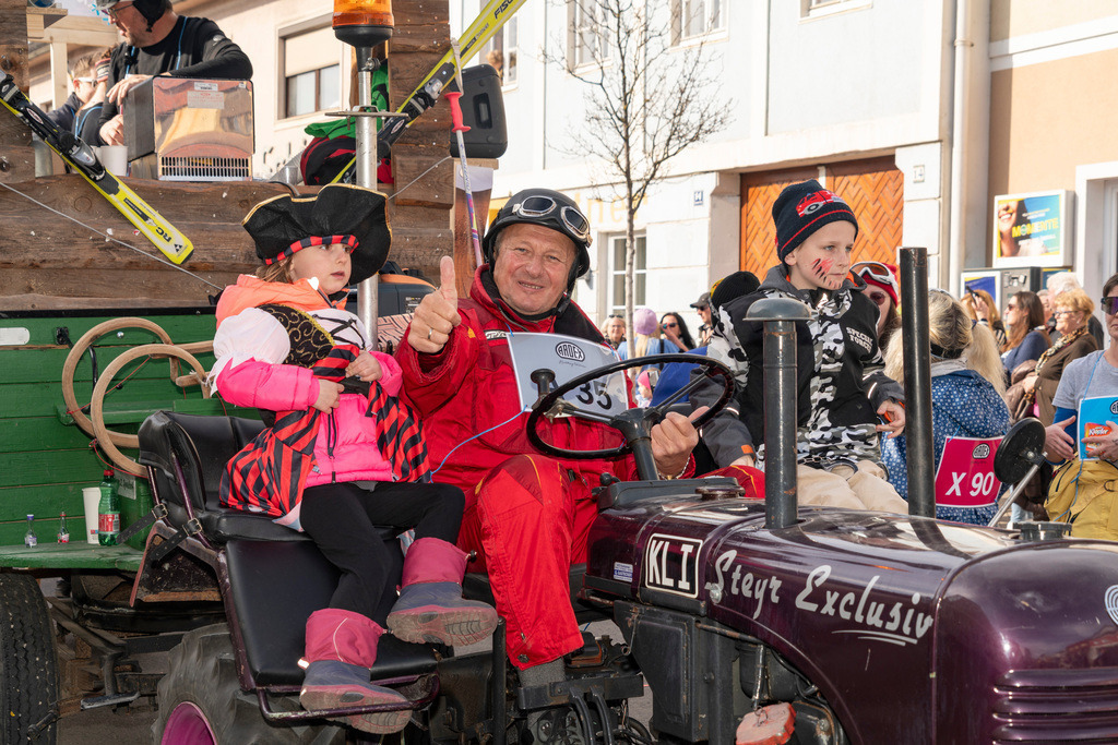 Umzug2025-103_9024 | Fotostrecke: FASCHINGSUMZUG 2025 in Loosdorf. 22 Masken(gruppen)-Teilnehmer: Loosdorfer Vereine, Wirtschaftstreibende, Gemeindeabordnungen sowie Kreditinstitute. rund 700 Besucher entlang der Hauptstrasse. Veranstaltungs-Sicherung durch Mannschaft der FF-Loosdorf mit schwerem Gerät. Maskenprämierung am EKZ-Platz durch Bgm. Thomas Vasku in den Kategorien: Bester Festwagen (Fa. gkonzept-Groissenberger; Beste Personengruppe-ASK-Loosdorf; Beste Einzelperson; Weiteste Anreise-FF Schollach;