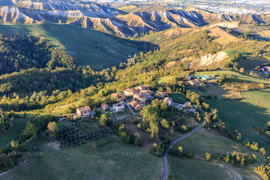 Aerial view: Small village on a hill in the district Villa in Fiorano in the state Modena, Italy. – Photo: IMG_134644.jpg taken on 09/19/2022 by Werner Riehm/FLY-FOTO.com – Resolution of the original: 5472 x 3648 px