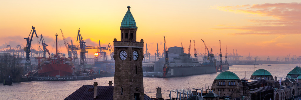 10230922 - Abendpanorama an den Landungsbrücken | Wunderschöner Blick auf den Pegelturm und den Hamburger Hafen bei einem stimmungsvollen Sonnenuntergang.