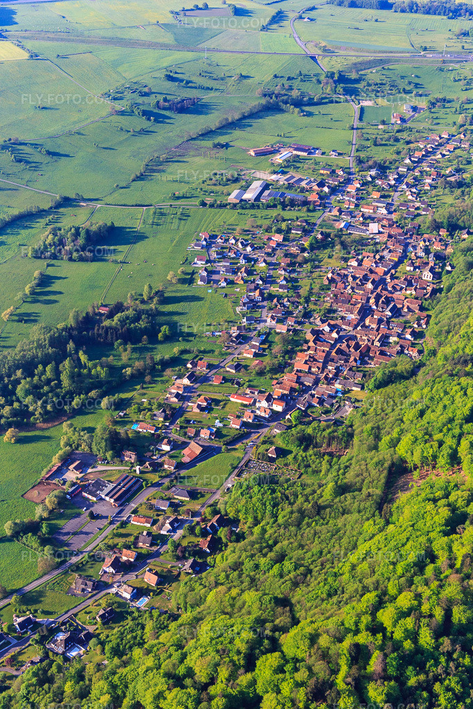 Aerial view: View of a town on the edge of the Northern Vosges Mountains from the northwest. in Ernolsheim-lès-Saverne in the state Bas-Rhin, France.Photo: IMG_145948.jpg taken on 05/01/2025 by Werner Riehm/FLY-FOTO.comResolution of the original: 3648 x 5472 px