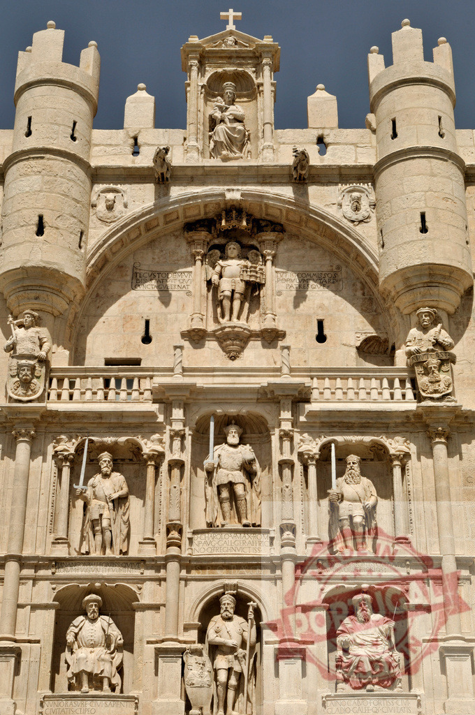 Arco de Santa María gateway Burgos medieval architecture. Spain - Burgos | Arco de Santa María featuring historic statues and crenellated towers against a blue sky - Realisiert mit Pictrs.com