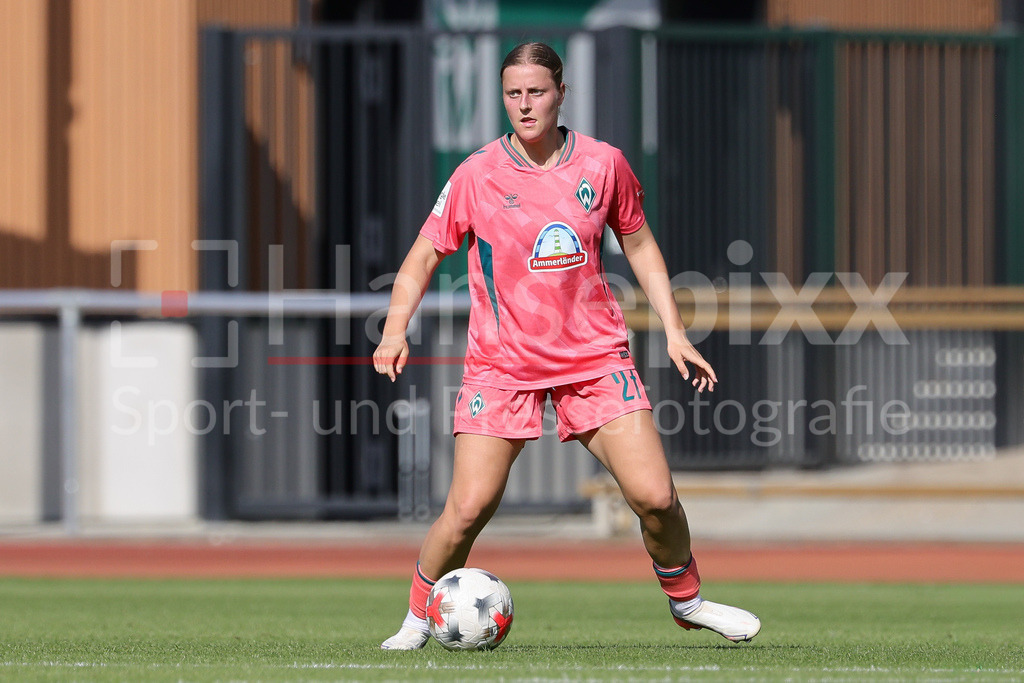 Fussball, Testspiel Frauen, SV Werder Bremen - VfL Wolfsburg | Sarah Gutmann (SV Werder Bremen, 27) am Ball, Freisteller, Einzelbild, Ganzkörper, Aktion, Action, Spielszene