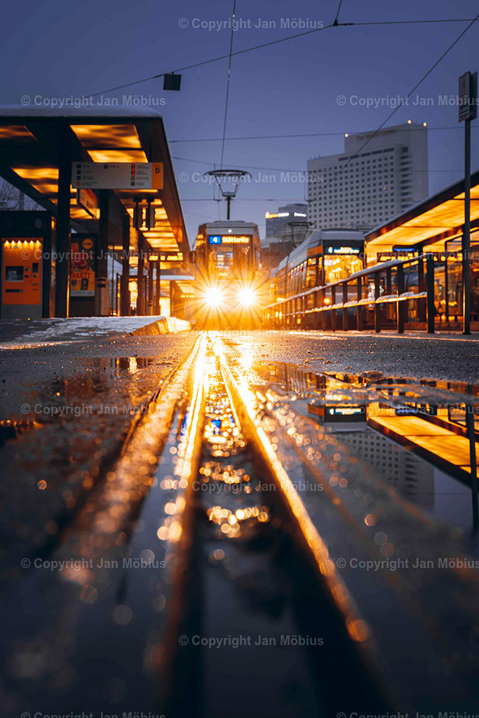 Leipziger Hauptbahnhof | Der Leipziger Hauptbahnhof ist nicht nur ein Verkehrsknotenpunkt, sondern auch architektonisch und stadtgeschichtlich ein echtes Highlight. Sein Vorplatz ist Drehscheibe für Menschen, Linien, City-Flair und Shopping – ein Ort voller Dynamik mitten im Herzen der Stadt.  - Realisiert mit Pictrs.com