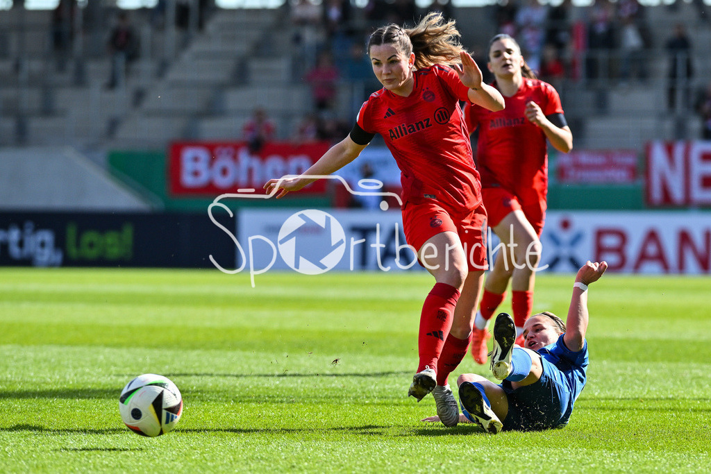 FC Bayern München - TSG 1899 Hoffenheim | im Duell Tuva HANSEN (FCB #6) und Dominika Ewa GRABOWSKA (TSG Hoffenheim 16) / Zweikampf / Frauen DFB Pokal: FC Bayern Muenchen - TSG 1899 Hoffenheim, FC Bayern Campus am 22.03.2025