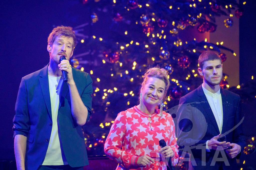 _DWA1439 | Sebastian Winkler (BAYERN 3), Constanze Lindner (Kabarett), Oleg Grygorov (funk, PULS) bei '30 Jahre Sternstunden-Gala 2023' in der Frankenhalle. Nürnberg, 15.12.2023 - Realisiert mit Pictrs.com