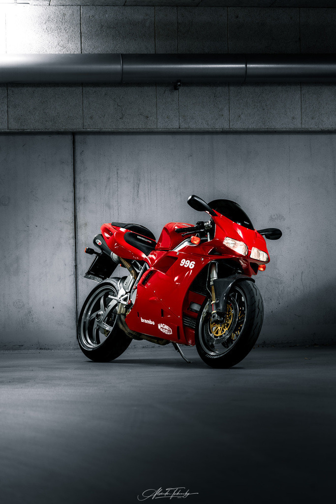 Ducati 996 | Entdecken Sie die faszinierende Welt von Alexander Tschuncky Arts: Kreative Fotografie, atemberaubende Automobilkunst und hochwertiger Bilderdruck. Lassen Sie sich inspirieren! - Realisiert mit Pictrs.com