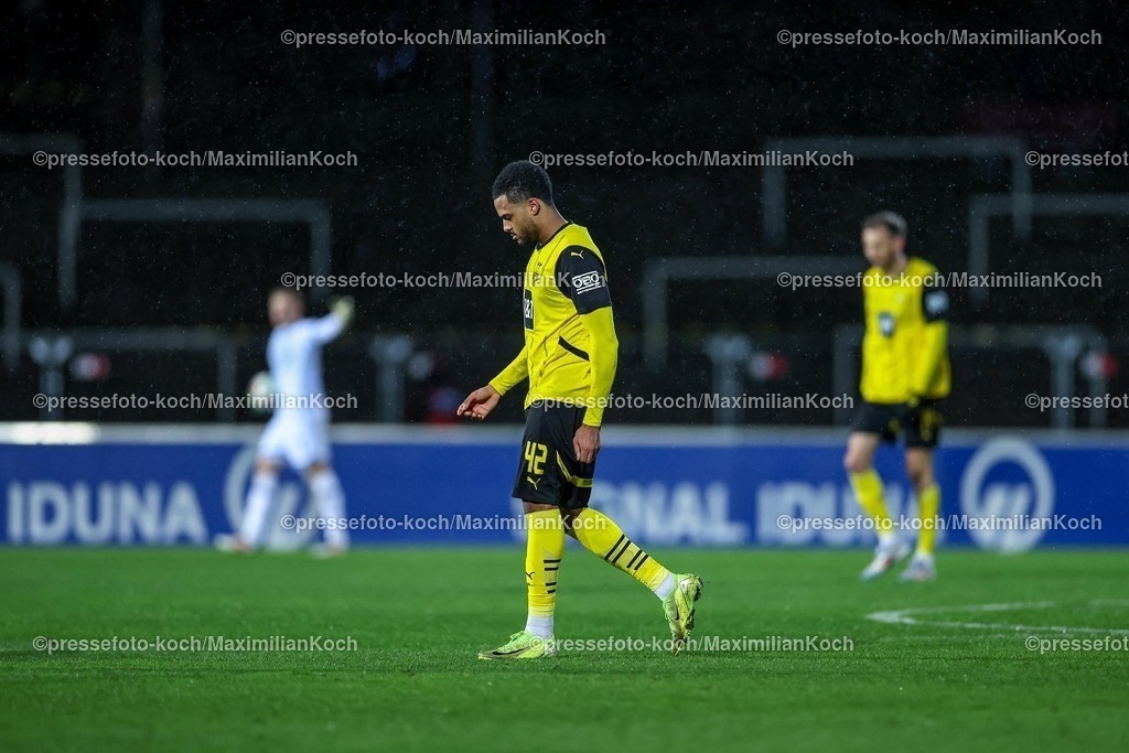 BVBII26012502129 | 26.01.2025, Fußball, 3.Liga, Borussia Dortmund II - Arminia Bielefeld, Stadion Rote Erde, Saison 2024 2025: Enttäuschung Niederlage Enttäuschte Gesichter beim BVB II - Almugera Kabar (BVBII #42) verlässt das SpielfeldDFB regulations prohibit any use of photographs as image sequences and or quasi-video.