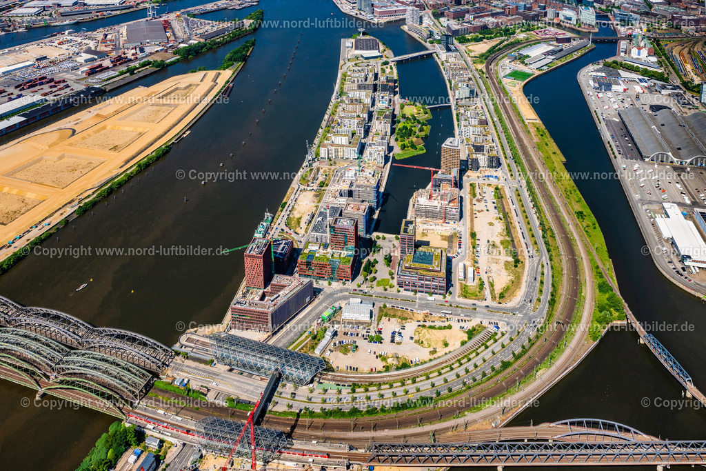 Hamburg_Baakenhafen_Hafencity_ELS_0867200625 | HAMBURG 16.06.2025 Baustellen für Wohn- und Geschäftshäuser im Baakenhafen entlang der der Baakenallee in der HafenCity in Hamburg, Deutschland. Weiterführende Informationen bei: AUG. PRIEN Bauunternehmung (GmbH & Co. KG),  BVE Bauverein der Elbgemeinden eG,  Baugenossenschaft Hamburger Wohnen eG,  Johann Daniel Lawaetz-Stiftung,  Richard Ditting GmbH & Co. KG,  bof architekten,  florian krieger - architektur und städtebau gmbh. // Construction sites for residential and commercial buildings in the Baakenhafen along the Baakenallee in HafenCity in Hamburg, Germany. Further information at: AUG. PRIEN Bauunternehmung (GmbH & Co. KG),  BVE Bauverein der Elbgemeinden eG,  Baugenossenschaft Hamburger Wohnen eG,  Johann Daniel Lawaetz-Stiftung,  Richard Ditting GmbH & Co. KG,  bof architekten,  florian krieger - architektur und staedtebau gmbh. Foto: Martin Elsen