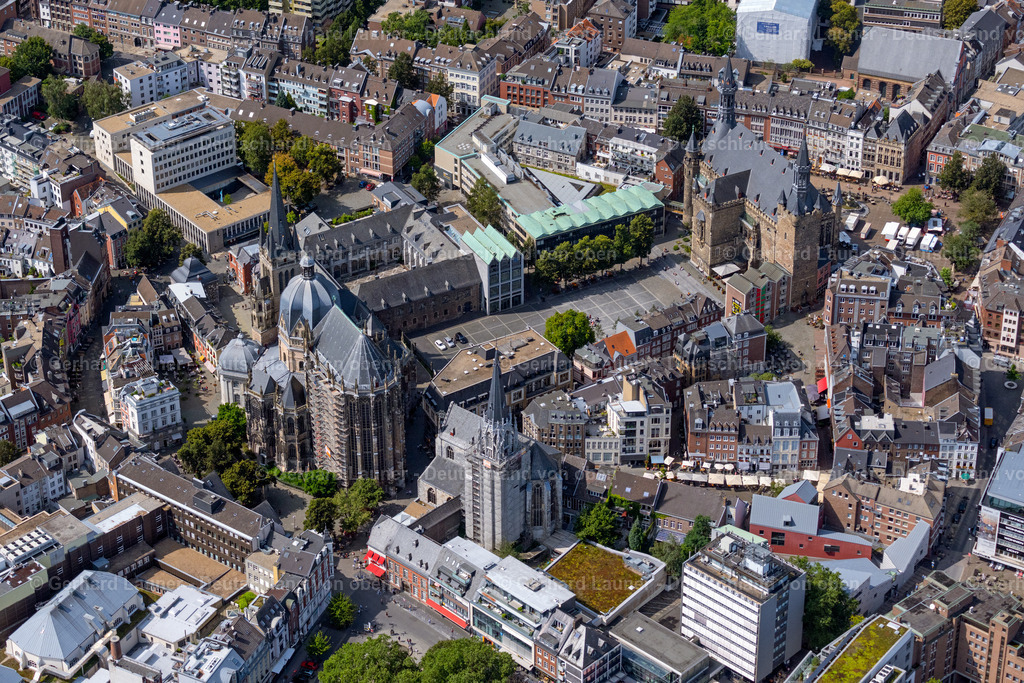4049068 | Rathaus und  Aachener Dom, auch Hoher Dom zu Aachen, Aachener Münster oder Aachener Marienkirche, ist die Bischofskirche des Bistums Aachen und das bedeutendste Wahrzeichen der Stadt Aachen
