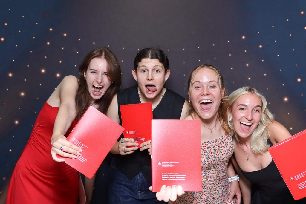 ZD260628112736-116 | Fotoshop von zweidimensional Fotografie. Ihr Fotograf im Aargau. Abzüge von Ihrem Fotobox Event bestellen.Abzüge von Ihrem Hochzeit bestellen.Abzüge von Ihrem Schulfotograf bestellen.
